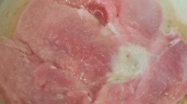 Fry biftek et. portre. bir tavada domuz