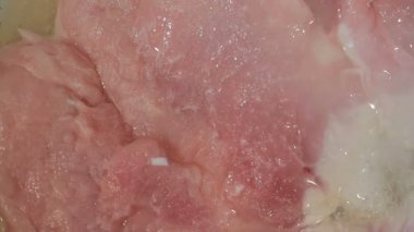 Fry biftek et. portre. bir tavada domuz