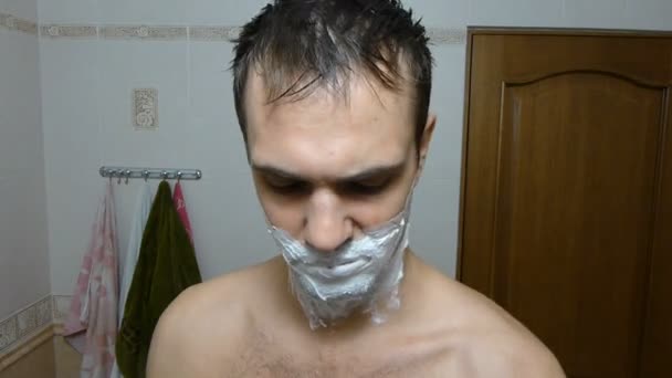 Pohledný muž holení před zrcadlem, zrychlené video — Stock video