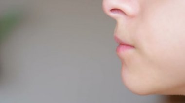 Bir çocuğun yakın çekim yiyecek alır. yemek. sebze yemek, biber ısırıkları,