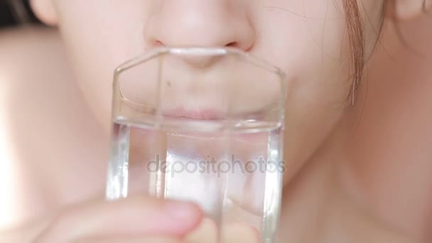 Primer plano de un niño bebiendo agua pura de un vaso — Vídeos de Stock