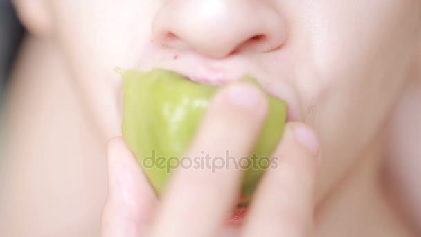 El primer plano del niño recibe la comida. comiendo. comer fruta, mordeduras de Kiwi . — Vídeos de Stock