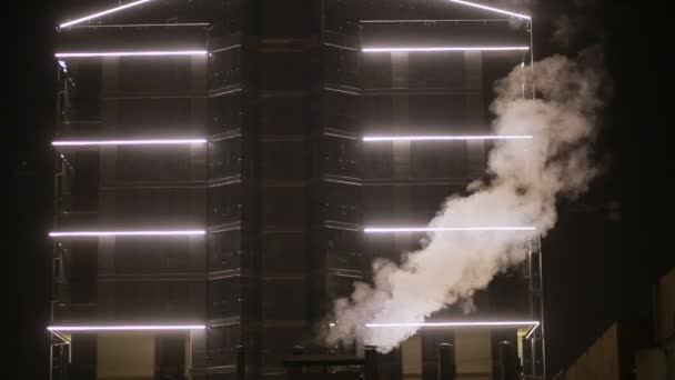 Paysage urbain d'hiver. grues. vapeur provenant des tuyaux. nuit — Video