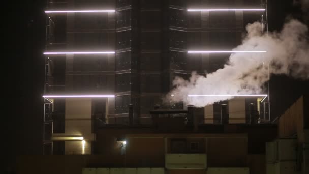 A paisagem urbana de inverno. Gruas. vapor vindo dos canos. noite — Vídeo de Stock