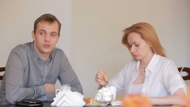 Pelea de pareja en un café, separación, conversación emocional. Hombre y mujer — Vídeos de Stock