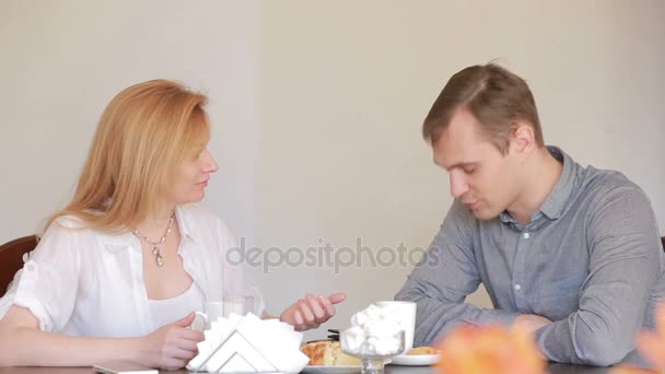 Pelea de pareja en un café, separación, conversación emocional. Hombre y mujer — Vídeos de Stock