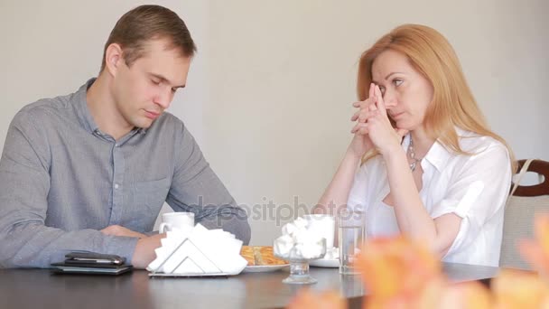 Paar ruzie in een café, een scheiding, een emotioneel gesprek. Man en vrouw — Stockvideo