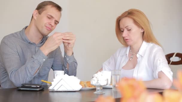 Paar ruzie in een café, een scheiding, een emotioneel gesprek. Man en vrouw — Stockvideo