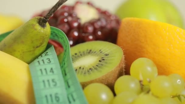 Frukter och måttband i närbild. Begreppet kost — Stockvideo