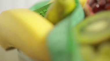 meyve ve ölçüm bandı kapatın. Diyet kavramı