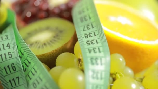 Frutas e fita métrica de perto. O conceito de dieta — Vídeo de Stock