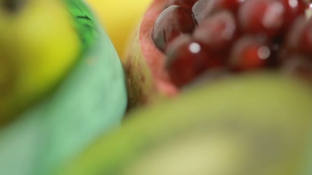 Meyve ve ölçüm bandı kapatın. Diyet kavramı — Stok video