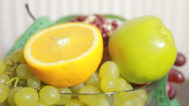 Frutas e fita métrica de perto. O conceito de dieta — Vídeo de Stock
