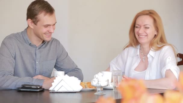 Szczęśliwa para śniadanie w kawiarni, ciesząc się razem. — Wideo stockowe