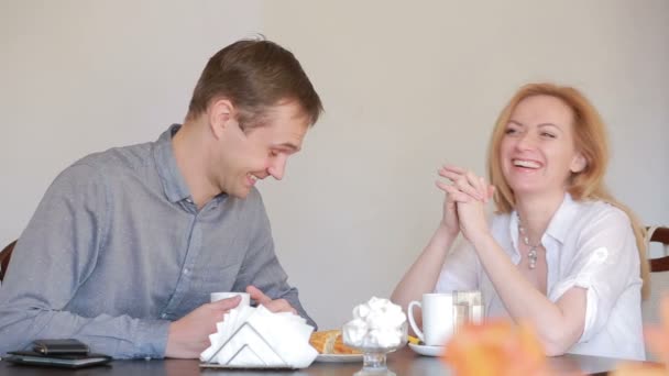 一緒に楽しんで、カフェで朝食を食べて幸せなカップル. — ストック動画