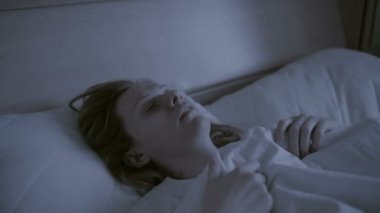 Uyuyan kadın kabuslar için uyanma kesintiye huzursuz hayalleri