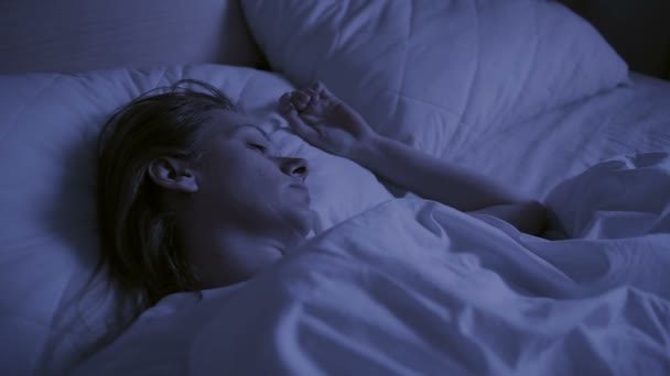 Concepto de insomnio. Mujer en la cama por la noche no puede dormir — Vídeos de Stock