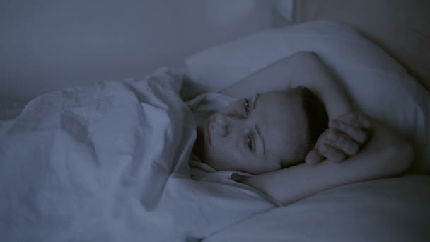 Uykusuzluk kavramı. Kadın geceleri yatakta uyuyamıyorum — Stok video