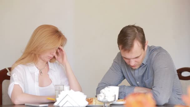 Paar ruzie in een café, een scheiding, een emotioneel gesprek. Man en vrouw — Stockvideo