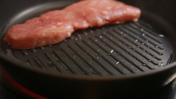 Carne de bife frita. Fechar. porco em uma panela de ato de fritar — Vídeo de Stock