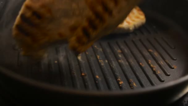 Carne de bife frita. Fechar. porco em uma panela de ato de fritar — Vídeo de Stock