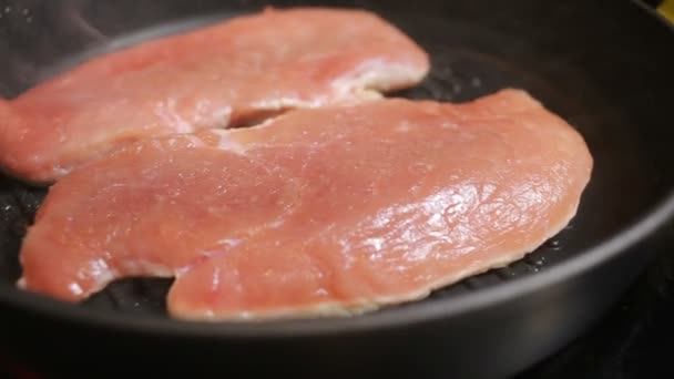 Stek biff kött. närbild. fläsk i en stekpanna — Stockvideo