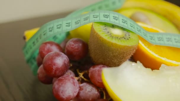 과일 및 측정 테이프 닫습니다. 다이어트의 개념 — 비디오