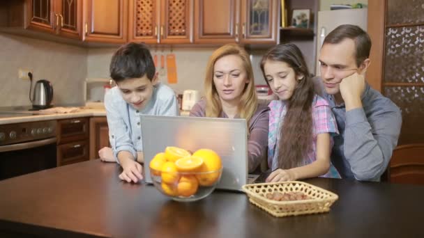 Familie zu Hause mit Computer-Webkamera, Internet-Kommunikation — Stockvideo