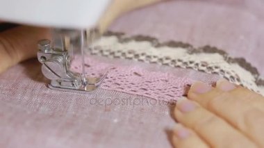 Dikiş dikiş makinesi, closeup üzerinde. kadının el terzi