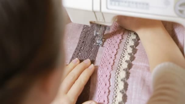 Costura en la máquina de coser, primer plano. mujer mano costurera — Vídeo de stock
