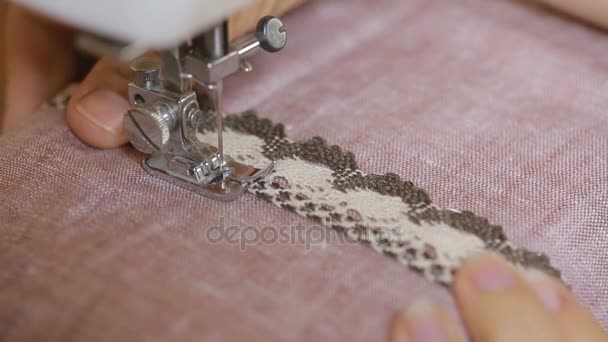 Пришиваю швейную машинку, крупным планом. женские руки швея — стоковое видео