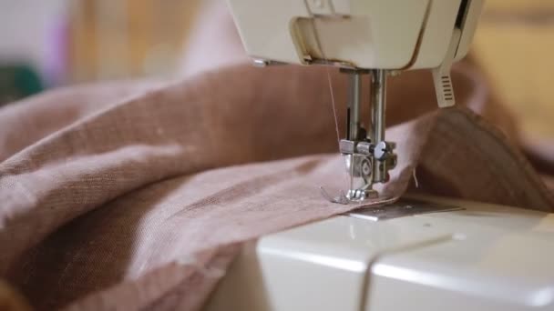 Sy på symaskinen, närbild. kvinnans hand sömmerska — Stockvideo