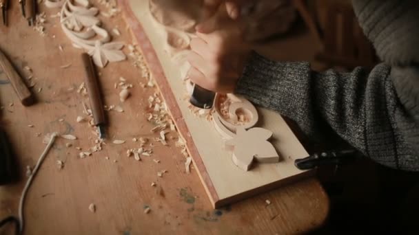 Dekorationsartikel aus Holz von Hand schleifen, dekorative Elemente, — Stockvideo