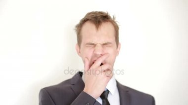 uykulu darmadağınık adam kameraya baktığımızda, esnemek