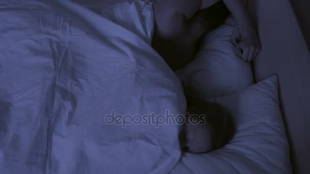 Concepto de insomnio, la pareja lanza en su sueño, una vista superior — Vídeos de Stock
