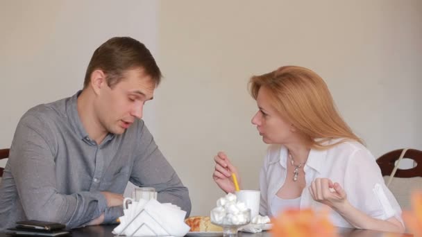 Pelea de pareja en un café, separación, conversación emocional. Hombre y mujer — Vídeos de Stock