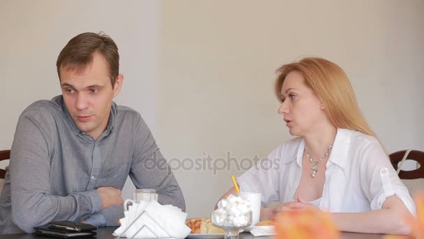 Пара сварок в кафе, розлука, емоційна розмова. Чоловік і жінка — стокове відео