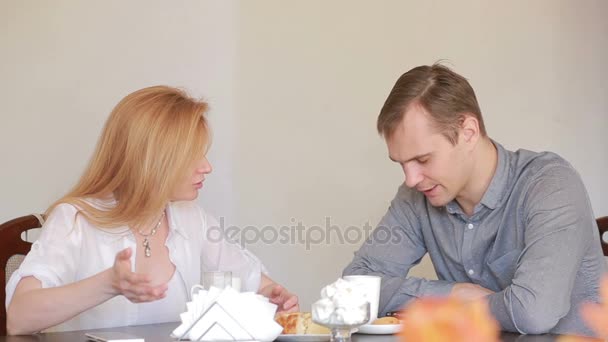 Pelea de pareja en un café, separación, conversación emocional. Hombre y mujer — Vídeos de Stock