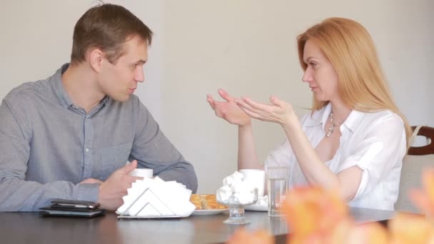 Pareja feliz desayunando en la cafetería, disfrutando juntos . — Vídeos de Stock