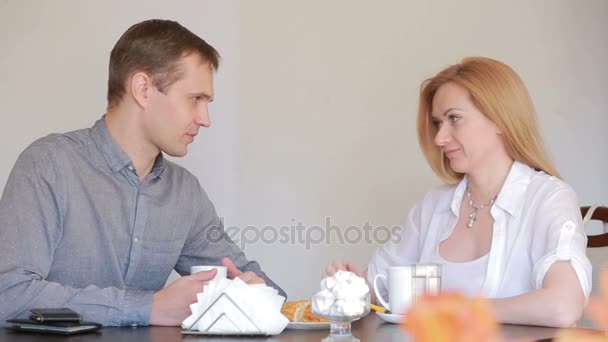 Bon couple prenant le petit déjeuner dans un café, profiter ensemble . — Video