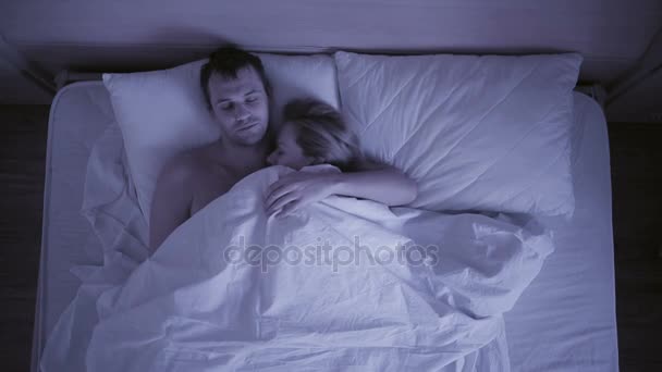 Έννοια της αϋπνίας, το ζευγάρι πετάει στον ύπνο του, μια κάτοψη — Αρχείο Βίντεο