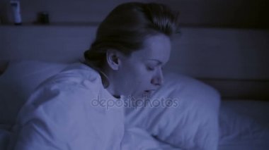 Uyuyan kadın kabuslar için uyanma kesintiye huzursuz hayalleri