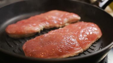 Fry biftek et. portre. bir tavada domuz