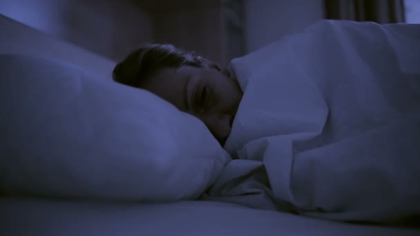 失眠的概念。女人在床上睡不着 — 图库视频影像