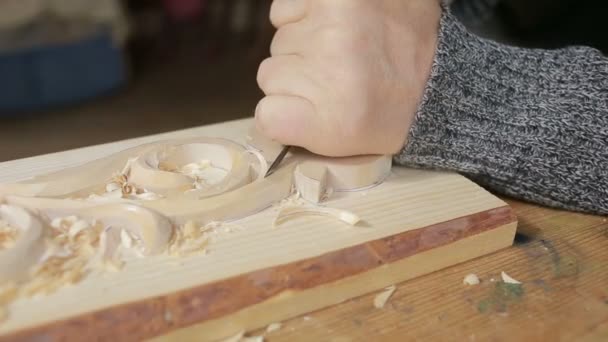 Dekorationsartikel aus Holz von Hand schleifen, dekorative Elemente, — Stockvideo