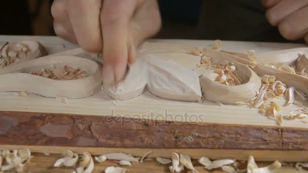 Ручное шлифование деревянных декоративных предметов, декоративных элементов , — стоковое видео