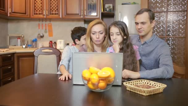 Famille à la maison à l'aide d'une webcaméra informatique, communication Internet — Video