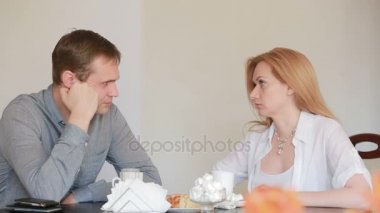 Çift kavga bir kafe, ayrılık, duygusal konuşma. Erkek ve kadın