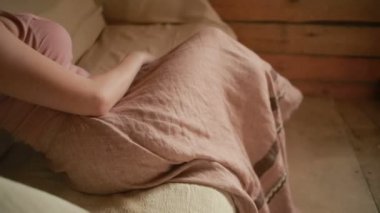 Kız ketenden uzun etek ölçer