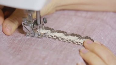 Dikiş dikiş makinesi, closeup üzerinde. kadının el terzi